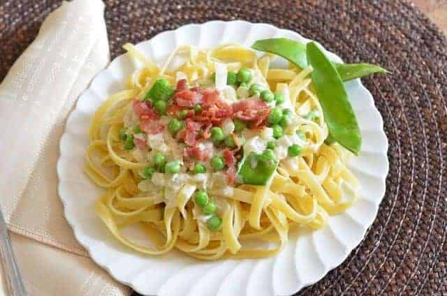 Pasta with cream and peas