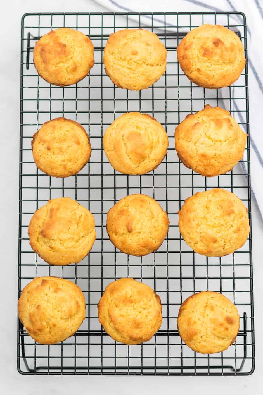 12焼きと黄金のコーンマフィンは、ワイヤ冷却ラックに残ります。