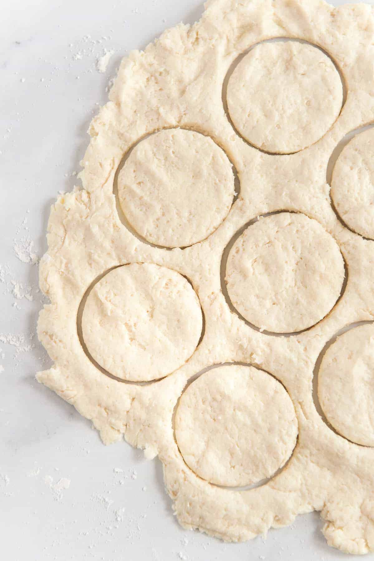 The best butter biscuit recipe EVER, perfect for lazy mornings lounging around the house when all you want is a cozy, comforting breakfast! This is a no-fuss recipe with simple instructions that anyone can make with ease, and they come out fluffy and flaky every time. #biscuits #butterbiscuits #biscuitrecipe #biscuit #homemadebiscuits