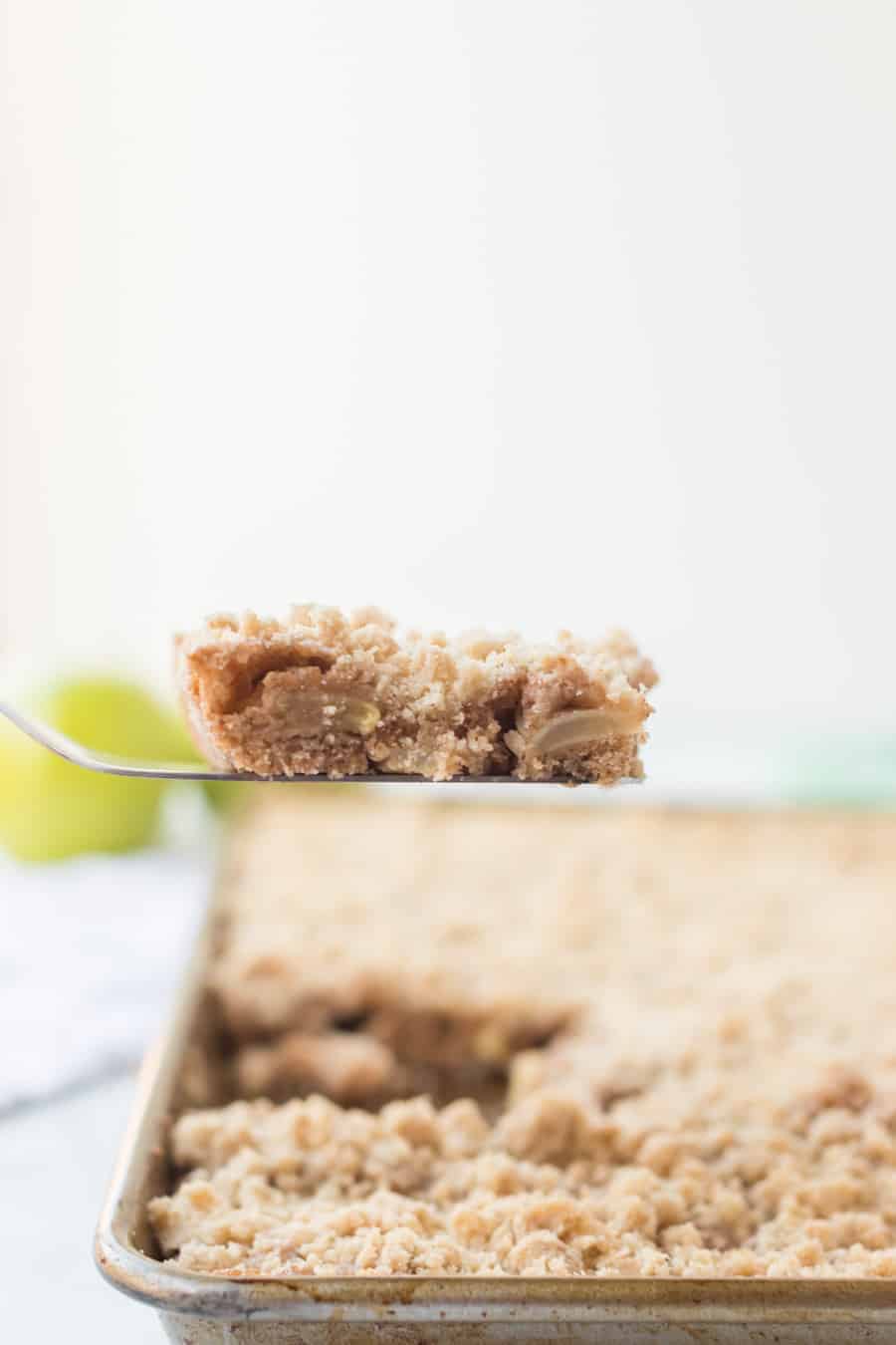 Apple crumb cake is a sweet, crumbly, and delicious fruit dessert that you can make on a cool fall day to use up the rest of those apples lying around! Baking made super simple, this easy apple crumb cake comes together easily with your favorite kind of apples and a sugar-cinnamon crumbly topping! #crumbcake #applecrumbcake #cake #apple #applecake #baking #dessert