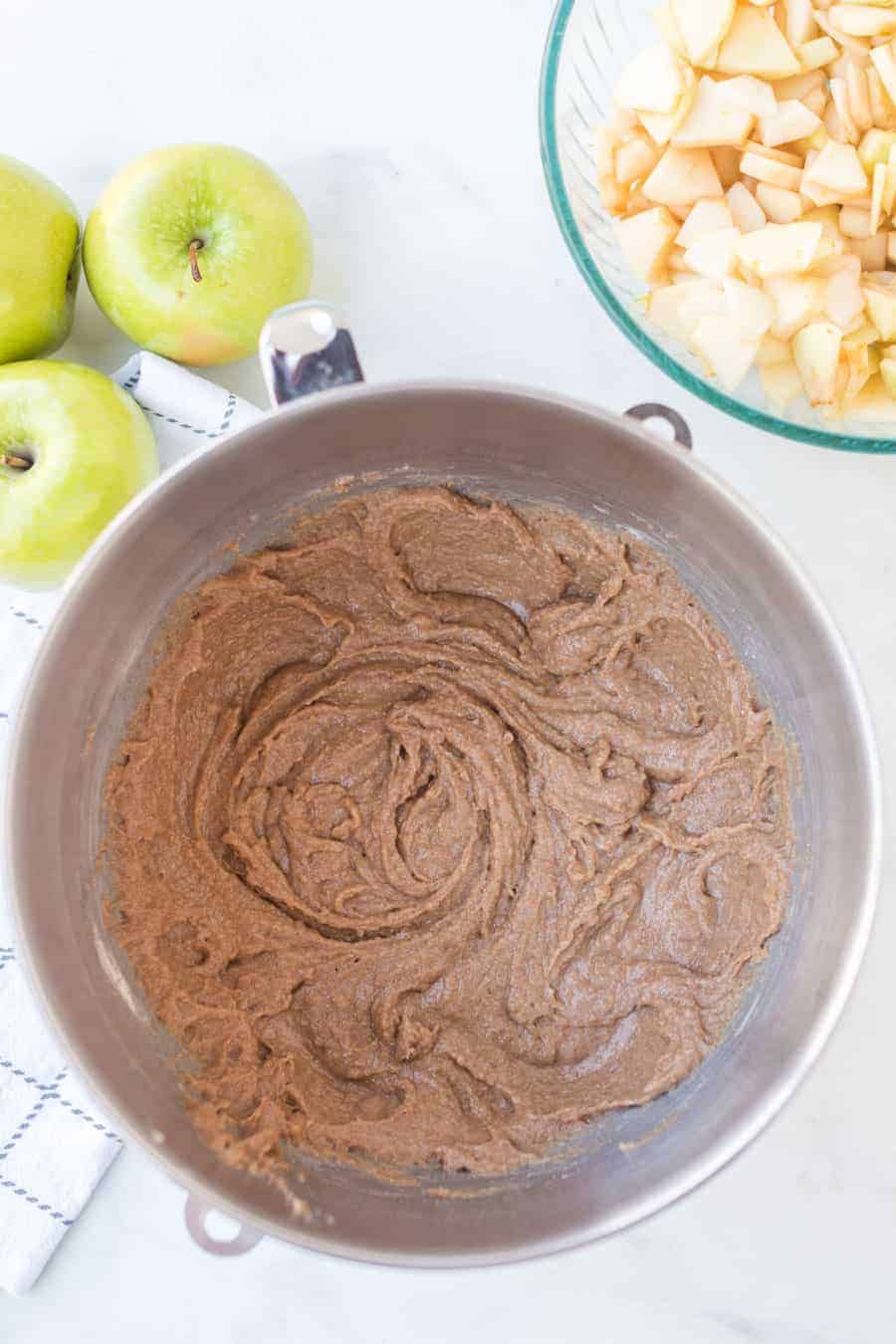 Apple crumb cake is a sweet, crumbly, and delicious fruit dessert that you can make on a cool fall day to use up the rest of those apples lying around! Baking made super simple, this easy apple crumb cake comes together easily with your favorite kind of apples and a sugar-cinnamon crumbly topping! #crumbcake #applecrumbcake #cake #apple #applecake #baking #dessert