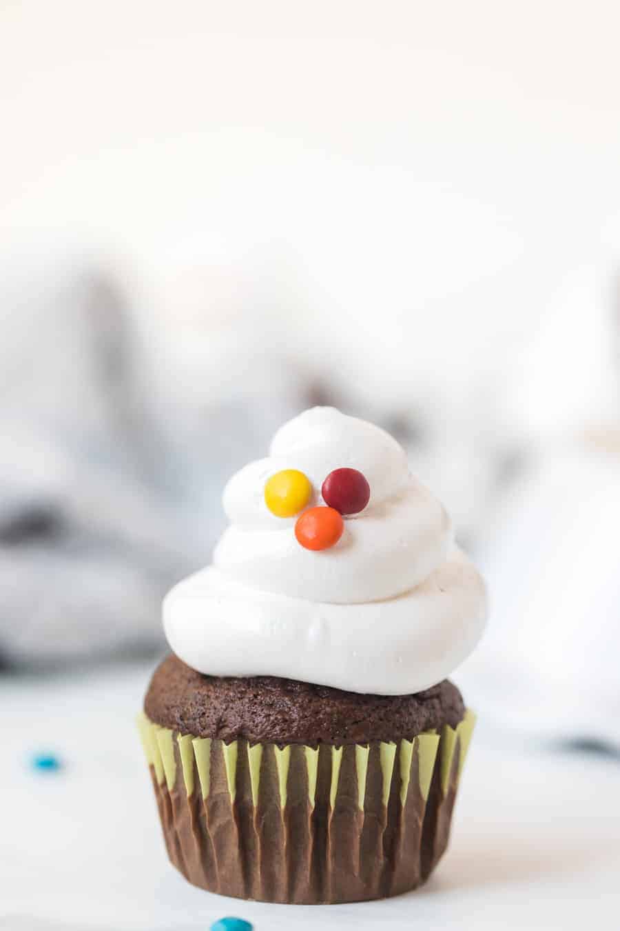 Halloween ghost cupcakes are such a simple and sweet festive treat for all your Halloween parties and celebrations, and they are so easy to make! #cupcakes #chocolatecupcakes #halloween