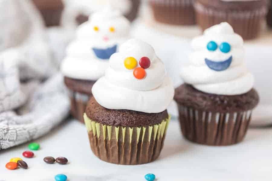Halloween ghost cupcakes are such a simple and sweet festive treat for all your Halloween parties and celebrations, and they are so easy to make! #cupcakes #chocolatecupcakes #halloween