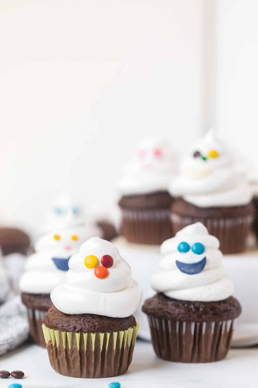 Halloween ghost cupcakes are such a simple and sweet festive treat for all your Halloween parties and celebrations, and they are so easy to make! #cupcakes #chocolatecupcakes #halloween
