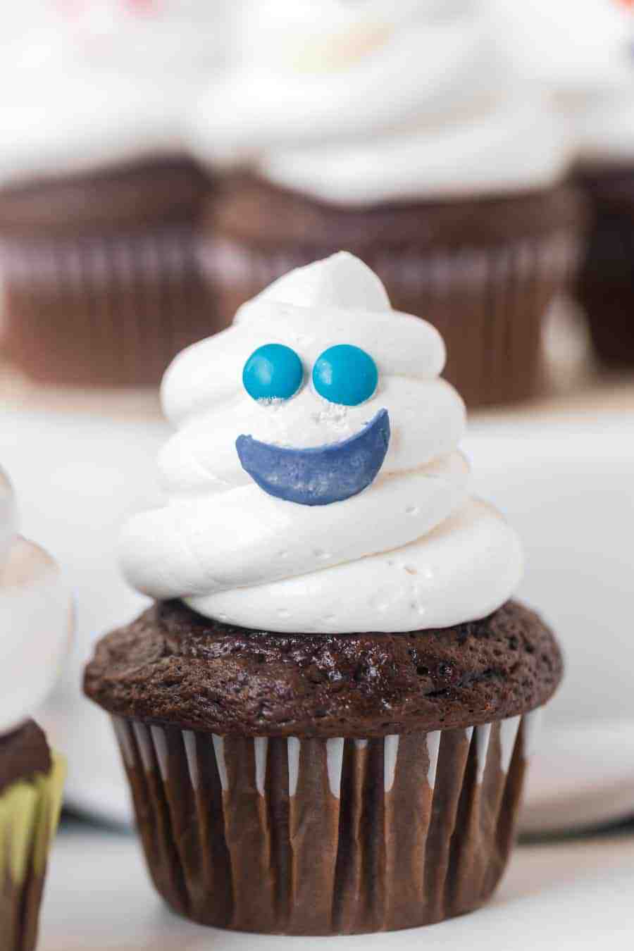 Halloween ghost cupcakes are such a simple and sweet festive treat for all your Halloween parties and celebrations, and they are so easy to make! #cupcakes #chocolatecupcakes #halloween