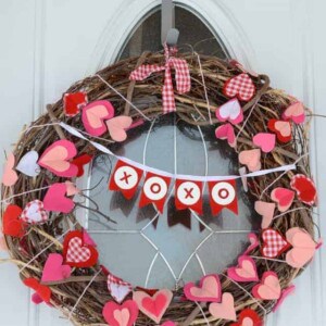 felt valentines wreath, how to make valentines wreath, wreath ideas for valentines, DIY valentines heart wreath