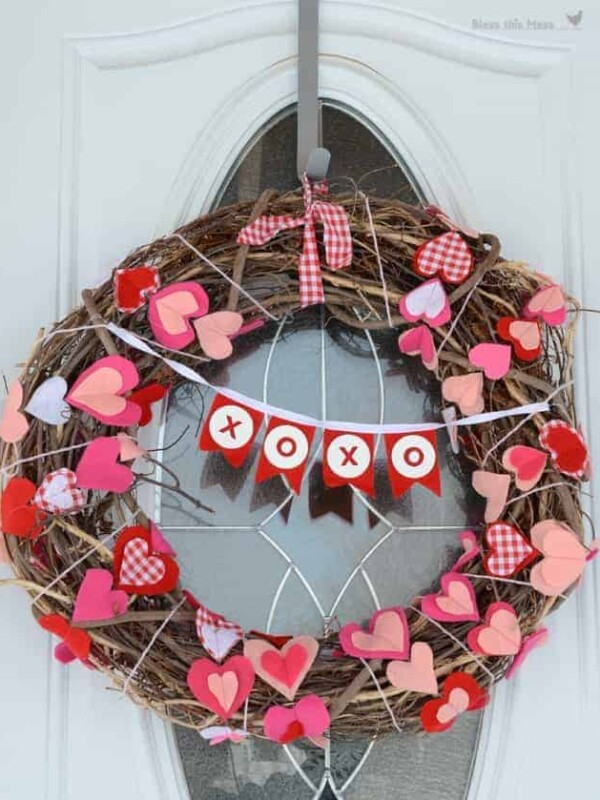 felt valentines wreath, how to make valentines wreath, wreath ideas for valentines, DIY valentines heart wreath