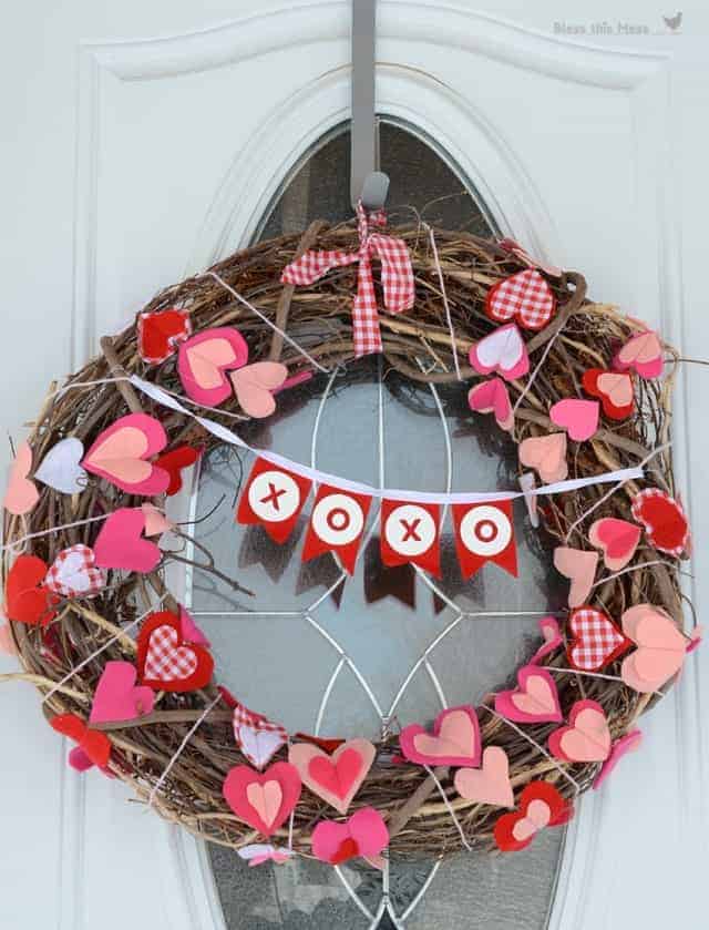 felt valentines wreath, how to make valentines wreath, wreath ideas for valentines, DIY valentines heart wreath