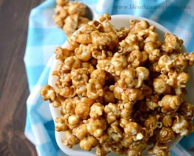 karamel majs opskrift fra momma, karamel popcorn opskrift, komfur karamel majs opskrift, let karamel majs, karamel majs med majssirup