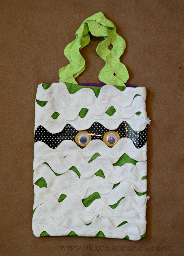 Mummy Trick or Treat Bag by www.blessthismessplease.com