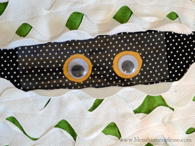 Mummy Trick or Treat Bag by www.blessthismessplease.com