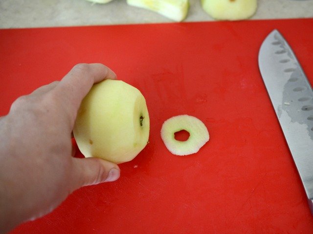 How to cut an apple from www.blessthismessplease.com Are you doing it right?! 