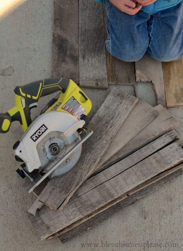DIY Photo Backdrop from a Pallet