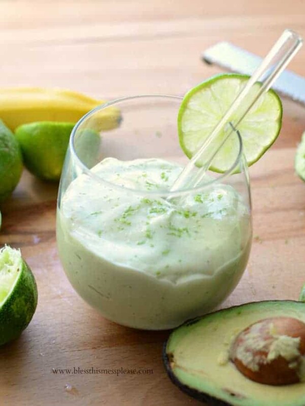 This single-serve healthy key lime pie smoothie only take 4 ingredients and 5 minutes to put together. This sweet tart dessert is a win-win!