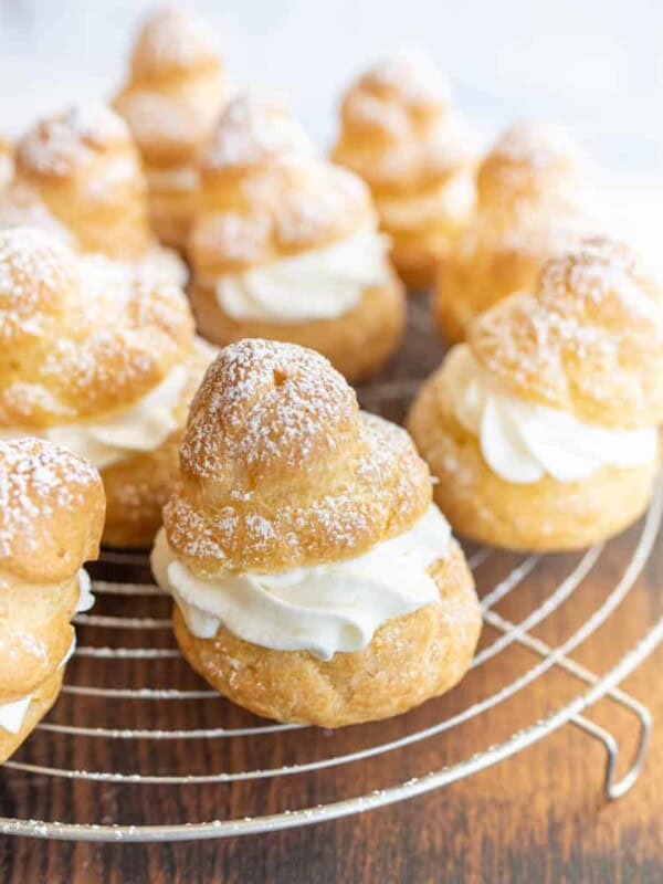 picture of cream puffs dusted with powdered sugar