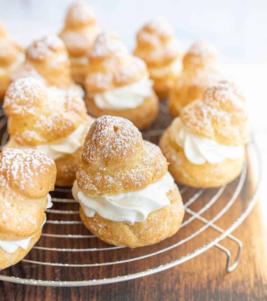 picture of cream puffs dusted with powdered sugar