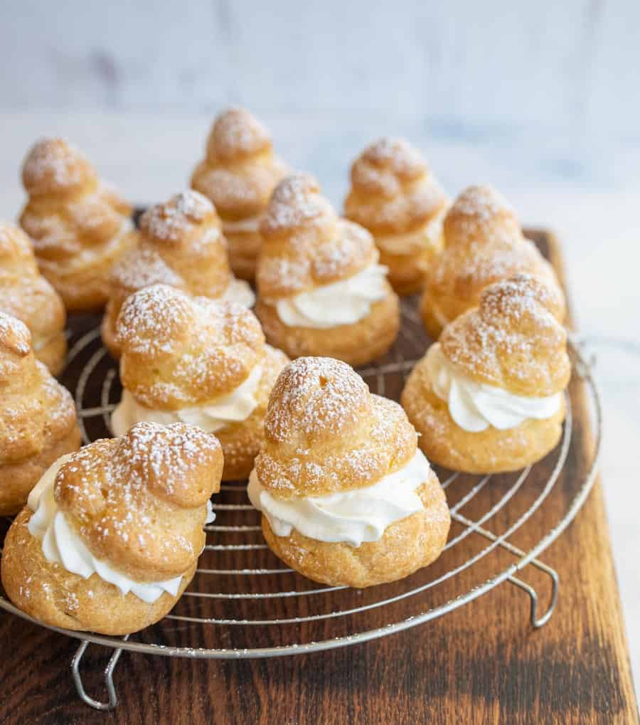 picture of cream puffs dusted with powdered sugar