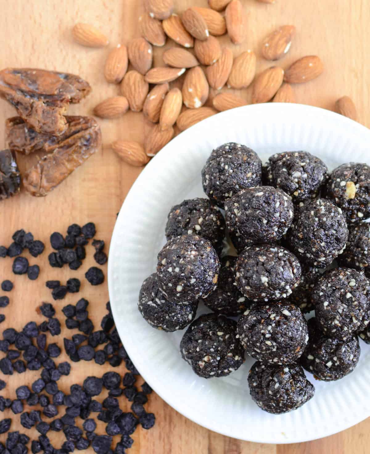 Blueberry Muffin Date Balls clean eating snack recipe that's full of protein and good fat! Blueberry Muffin Date Balls clean eating snack recipe that's full of protein and good fat!