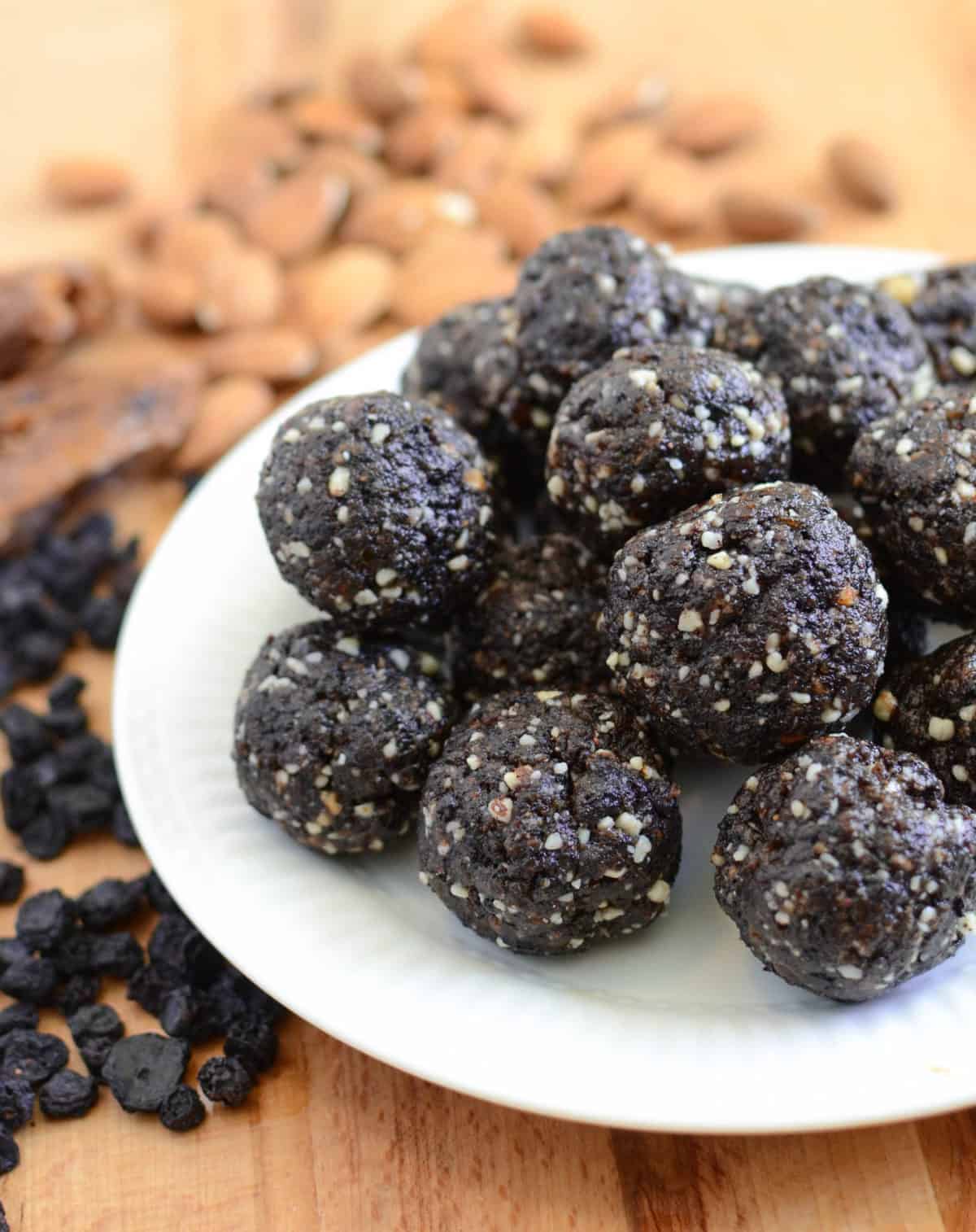 Blueberry Muffin Date Balls clean eating snack recipe that's full of protein and good fat! Blueberry Bliss Balls are the best clean eating snack recipe that's full of protein and good fat! Made with whole foods and tastes great!