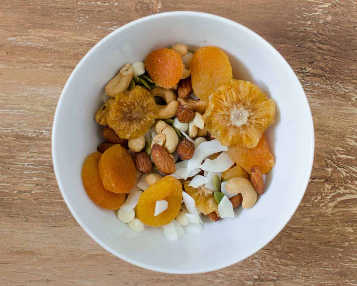 Trail Mix - kuivattuja ananaksia ja aprikooseja, suolattuja manteleita, cashewpähkinöitä, valkosuklaalastuja, kurpitsansiemeniä ja kookoslastuja (oma suosikkini!).