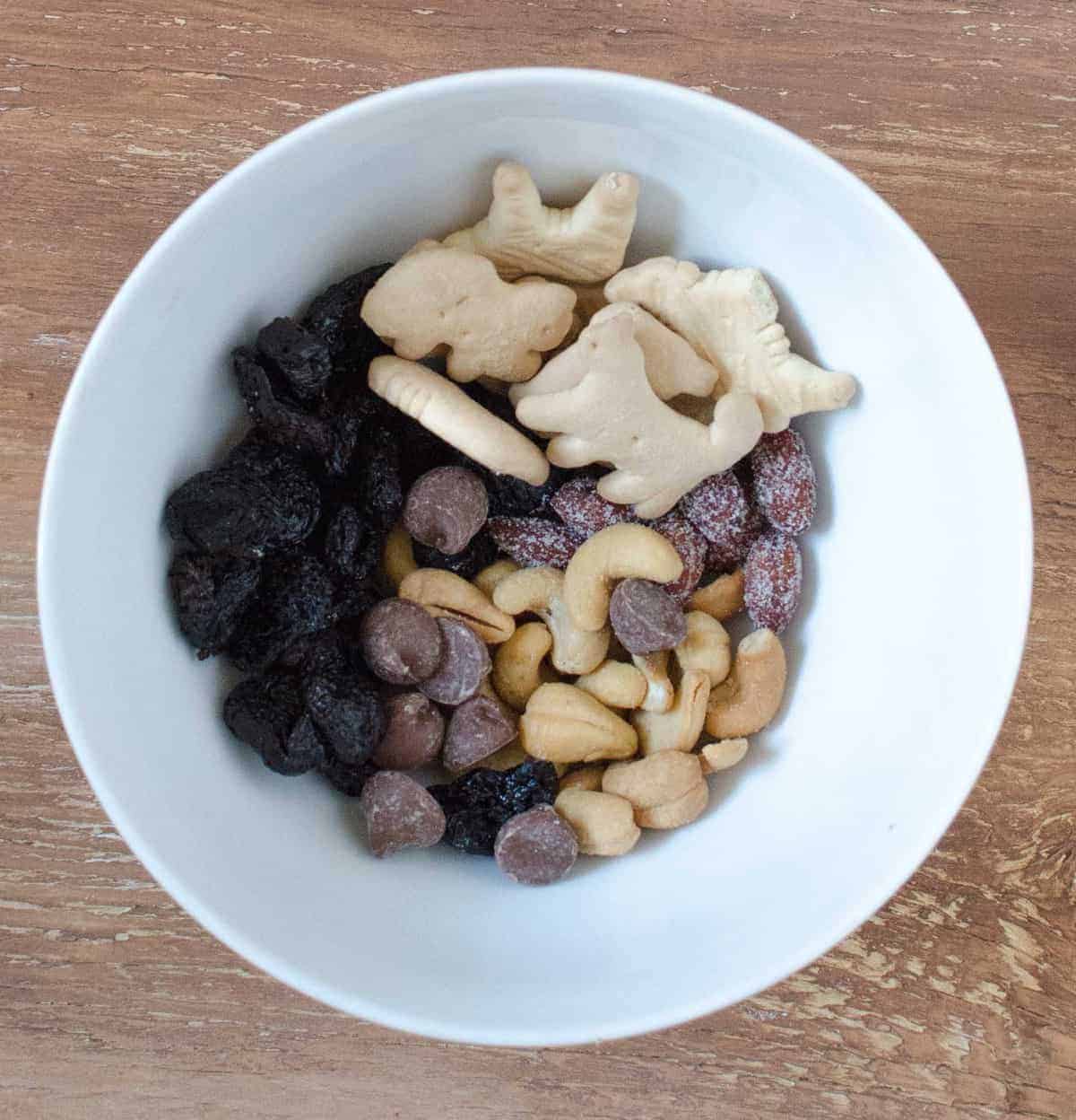 Mezcla de frutos secos: cerezas secas, almendras tostadas con miel, chispas de chocolate con leche, anacardos y galletas de animales.