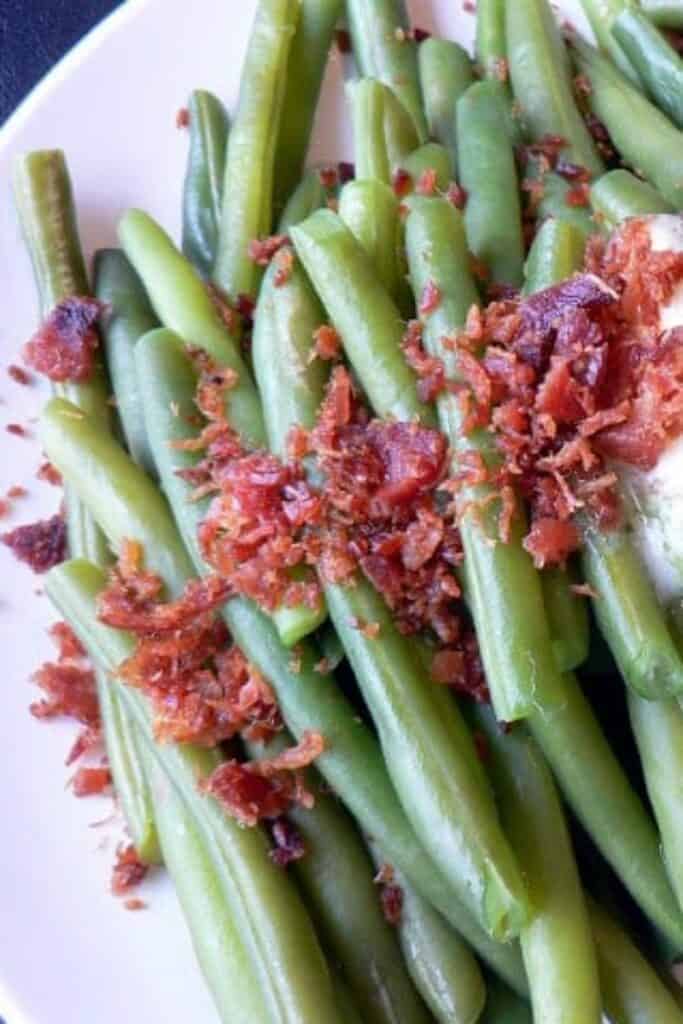 Fresh green beans with melted butter and crumbled bacon