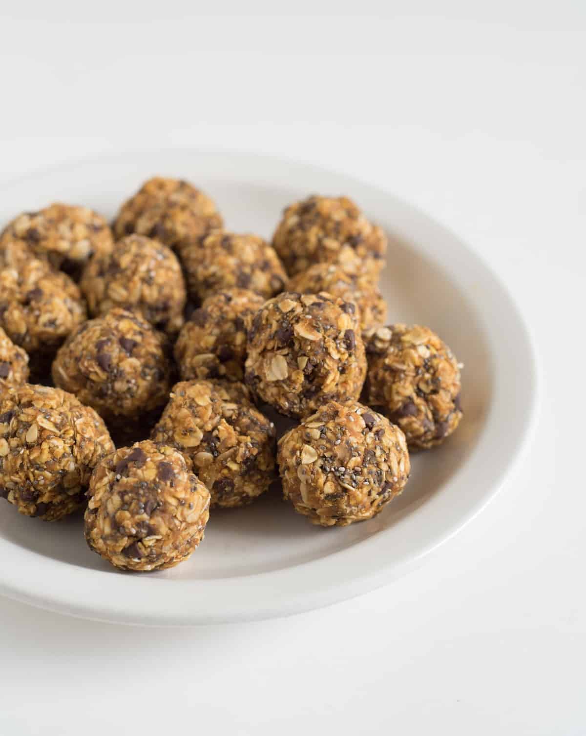 Quick No Bake Pumpkin Oatmeal Energy Bites are going to be your go-to healthy snack all fall long.
