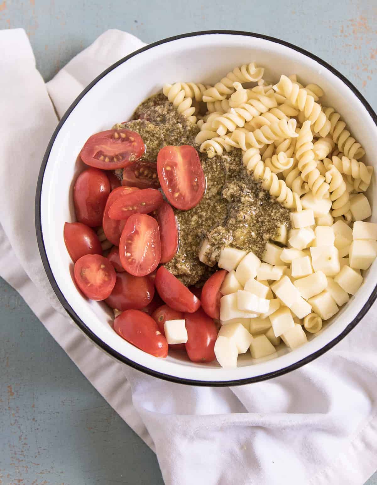 The easiest Pesto Pasta Salad ever! This recipe only calls for a few simple ingredient and it tastes like summer.