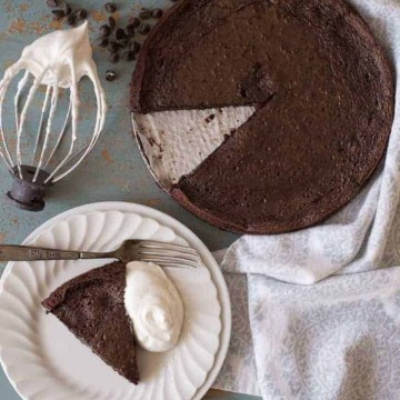 Rich and Fudgy Flourless Chocolate Cake Recipe