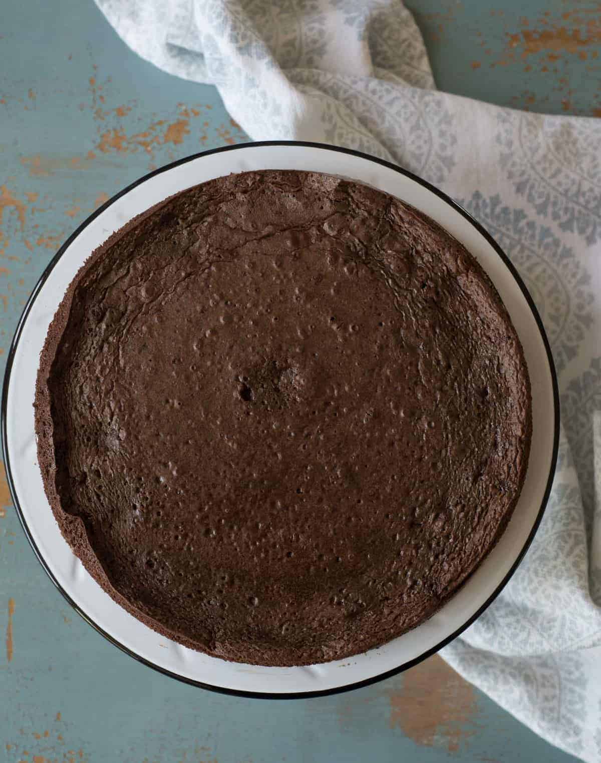 A super simple yet very impressive rich and fudgy flourless chocolate cake recipe that is made with common ingredients, done in less than 30 minutes, and is naturally gluten free.