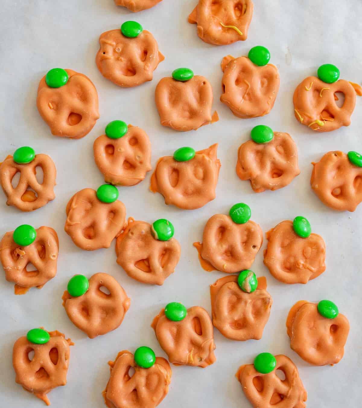 5 fast, easy, kid-friendly, no-bake Halloween treats that are so easy to make your kids could do it on their own. 