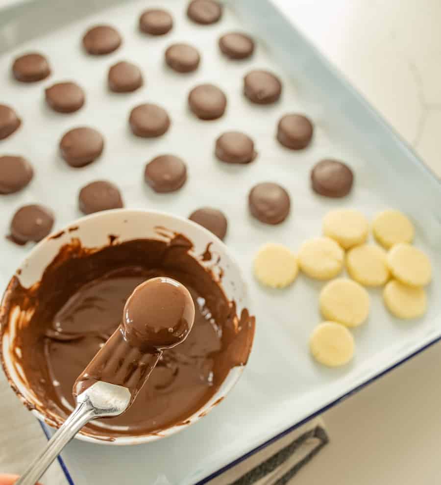 How to make homemade peppermint patties with just 5 simple ingredients that you probably already have in your pantry. 