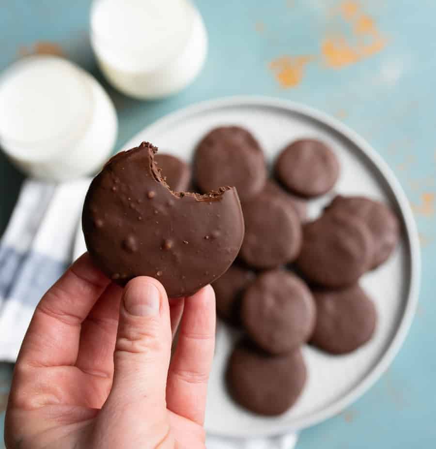 There may not be a better treat than Girl Scout Cookies, and these Homemade Thin Mints certainly don’t disappoint… And they’re available year ‘round!