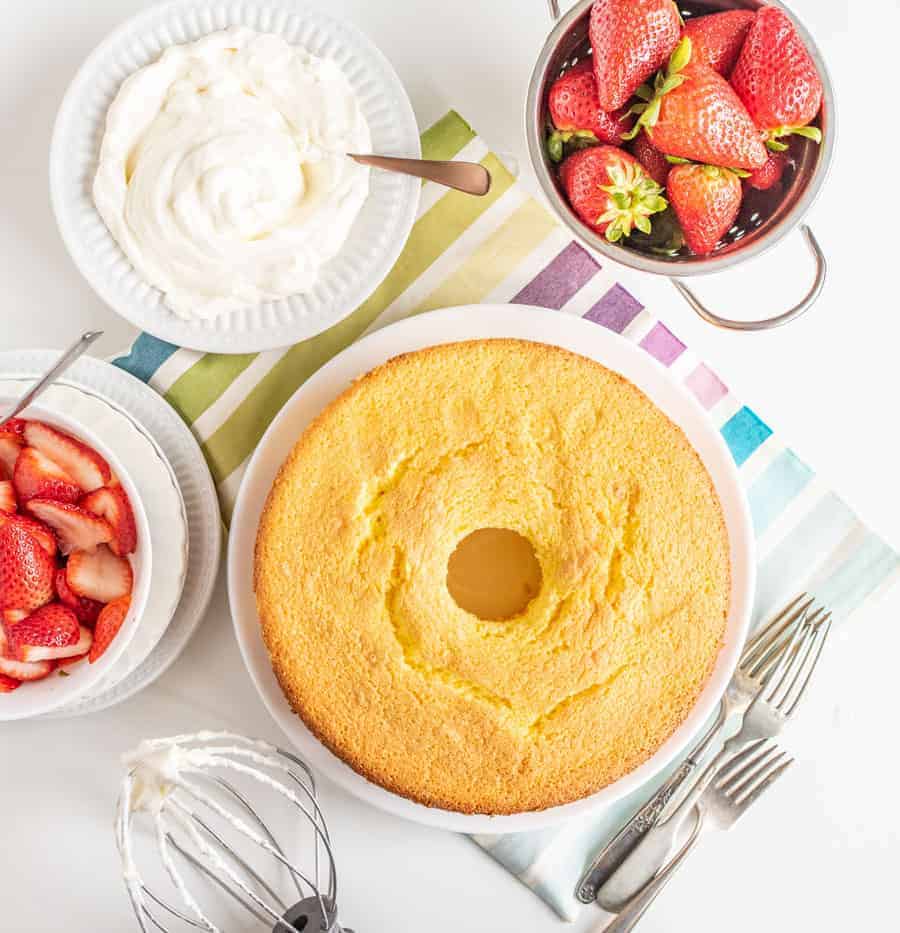 What's the Difference Between Bundt Pans, Sponge Cake Pans, and Chiffon Pans?