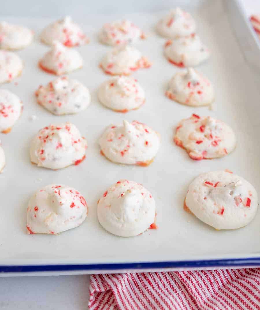 Crunchy and sweet with the perfect balance of chocolate and peppermint, candy cane meringue cookies are the best cookie to make your holiday season more festive and sweet.