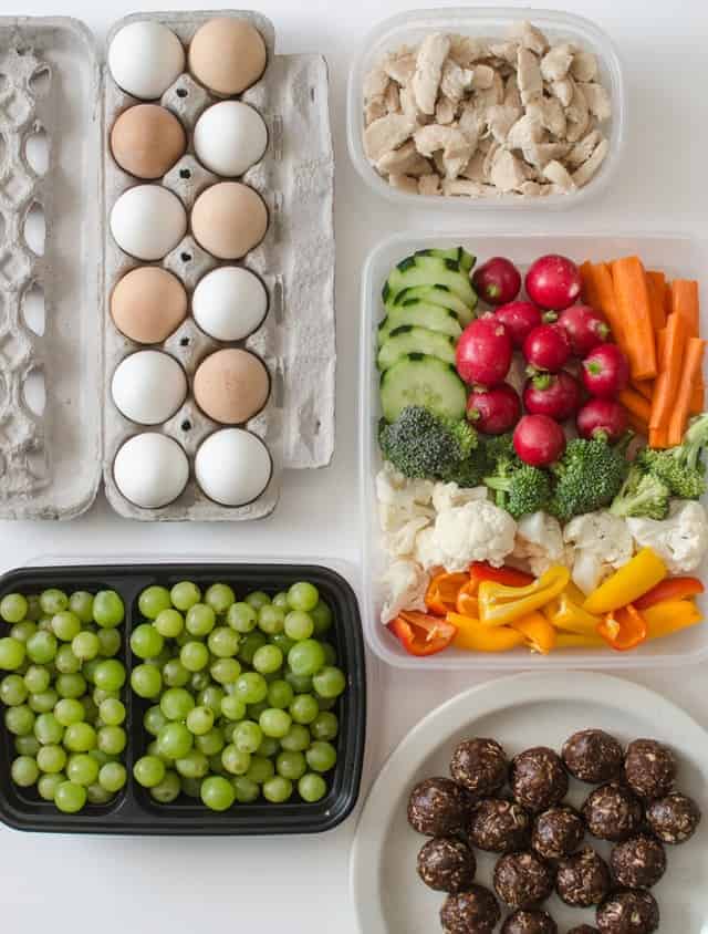 If you want meals at home to be simplified but don't know where to start, check out my top 3 tips for making meal prep easy to be able to eat well all week long.