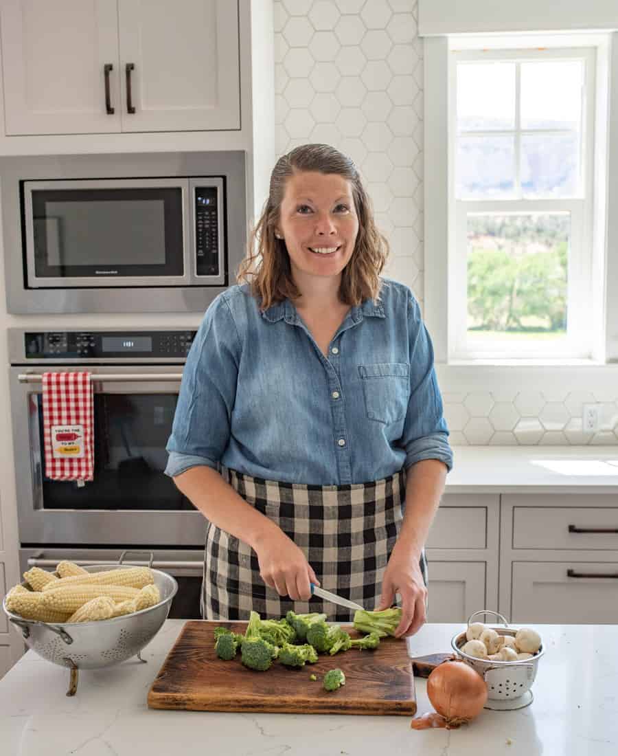 With this easy-to-follow guide, you'll know exactly what to make for dinner every night, even if you don't have a ton of time or home-cooked meals stress you out!