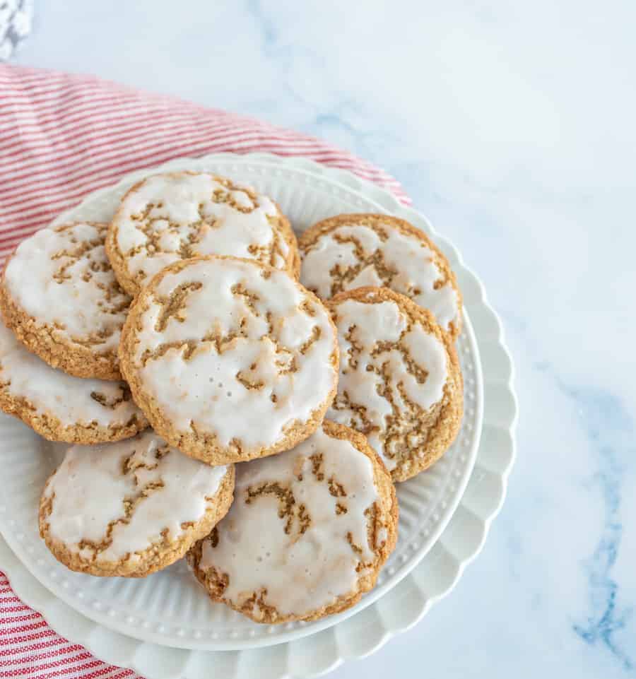 These old fashioned iced oatmeal cookies have a lovely balance of warm spices, milky sweetness, and oatmeal earthiness.