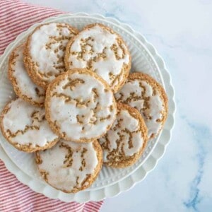 These old fashioned iced oatmeal cookies have a lovely balance of warm spices, milky sweetness, and oatmeal earthiness.