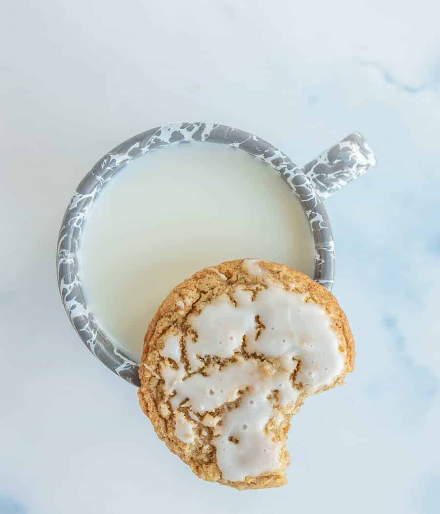 These old fashioned iced oatmeal cookies have a lovely balance of warm spices, milky sweetness, and oatmeal earthiness.