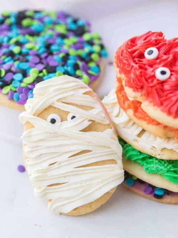 mummy decorated sugar cookie