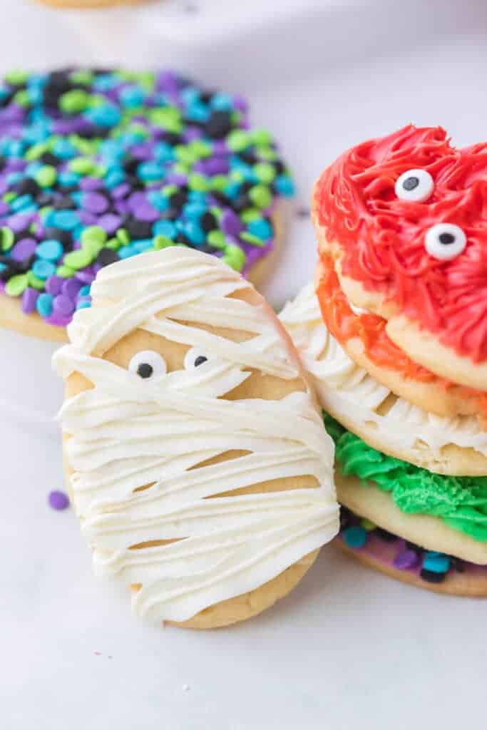 mummy decorated sugar cookie