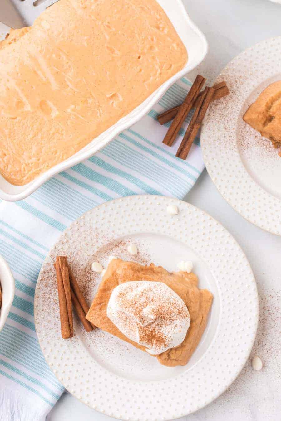 Homemade pumpkin pie pudding cups combine all your favorite sweet and warm flavors of pumpkin pie with the fun experience of enjoying individual pudding cups! #pumpkinpiepudding #puddingcups #pudding #pumpkinpie #pumpkindesserts #pumpkinspice