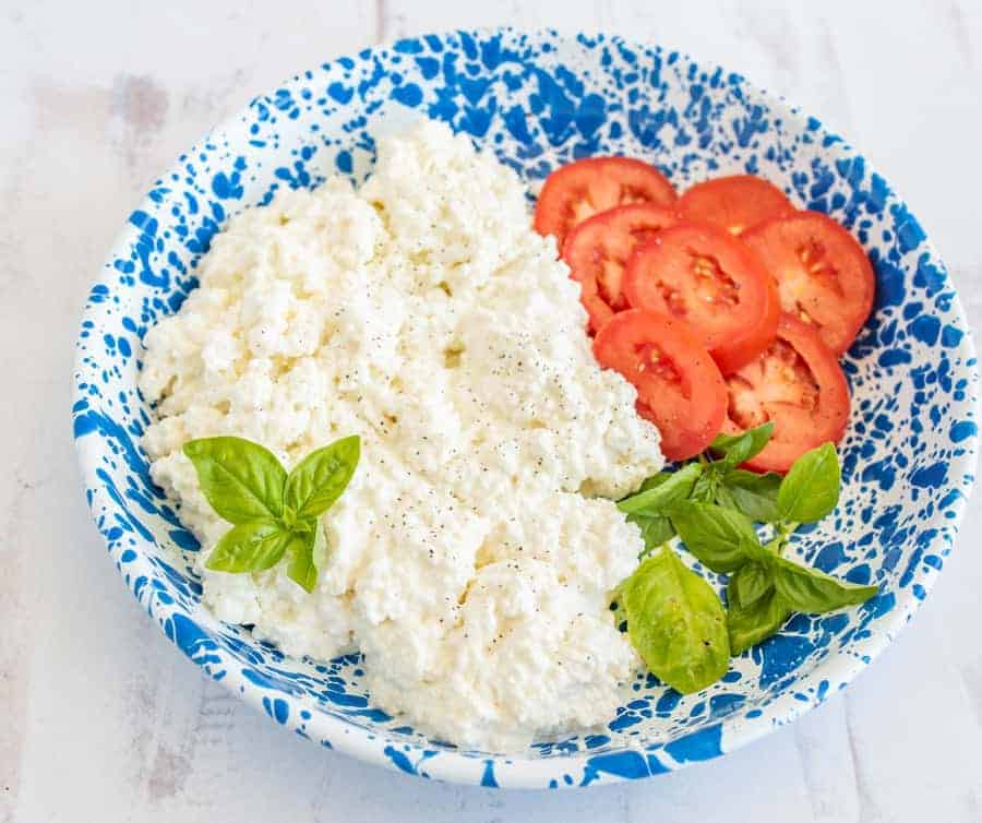 Yep, you can make homemade cottage cheese -- AND it's super simple, fresh, and delicious! #cottagecheese #cottagecheeserecipe #homemadecottagecheese #cheese #homemadecheese