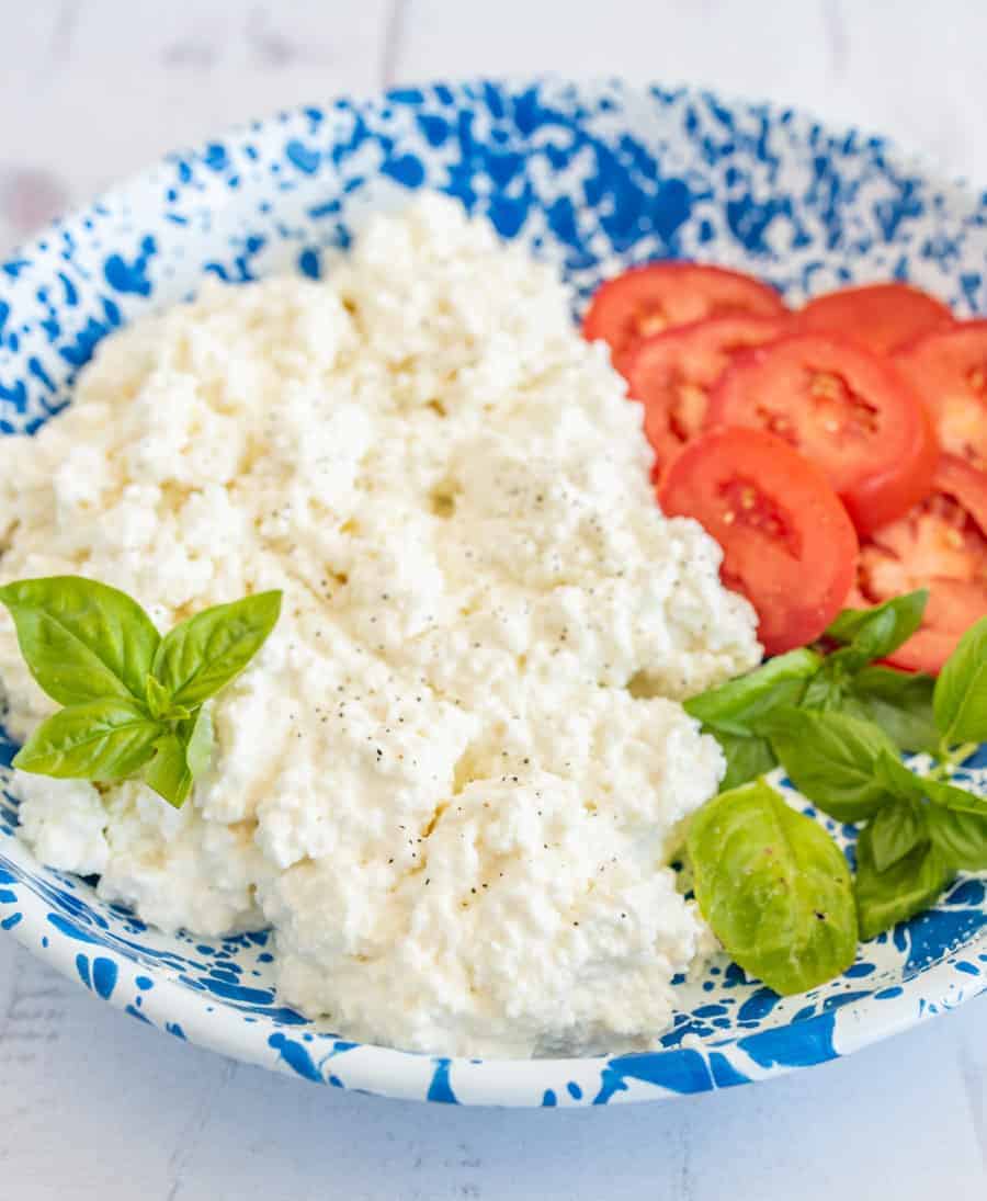 Yep, you can make homemade cottage cheese -- AND it's super simple, fresh, and delicious! #cottagecheese #cottagecheeserecipe #homemadecottagecheese #cheese #homemadecheese