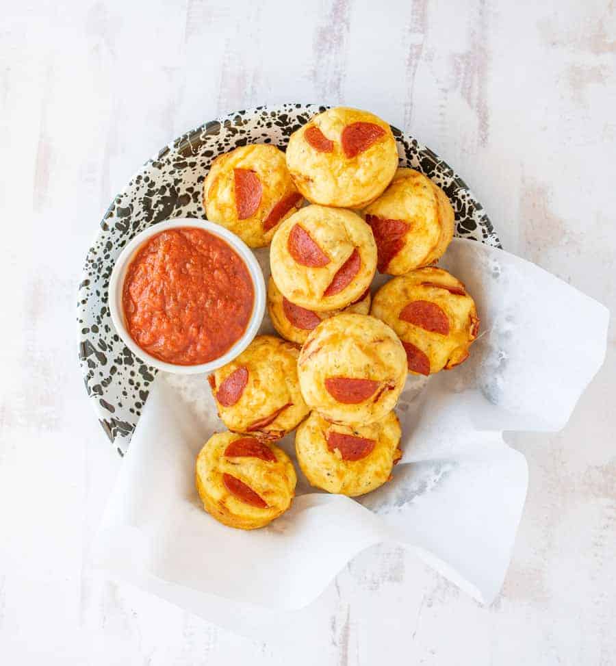 Easy pepperoni pizza muffins bring the delicious and satisfying flavors of pizza to bite-sized snacks you can eat on the go! #pizzamuffins #pepperonipizza #muffins #pepperoni #pepperonipizzamuffins