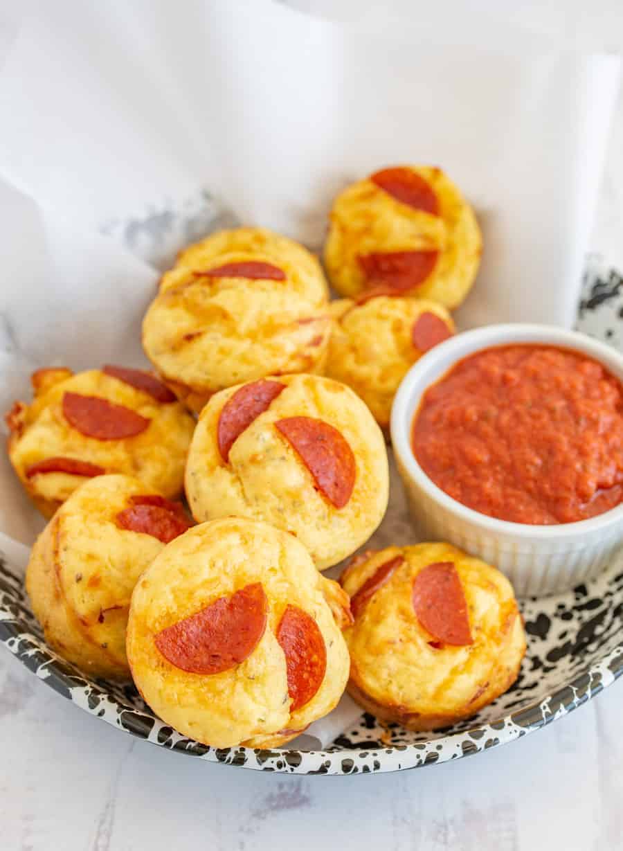 Easy pepperoni pizza muffins bring the delicious and satisfying flavors of pizza to bite-sized snacks you can eat on the go! #pizzamuffins #pepperonipizza #muffins #pepperoni #pepperonipizzamuffins