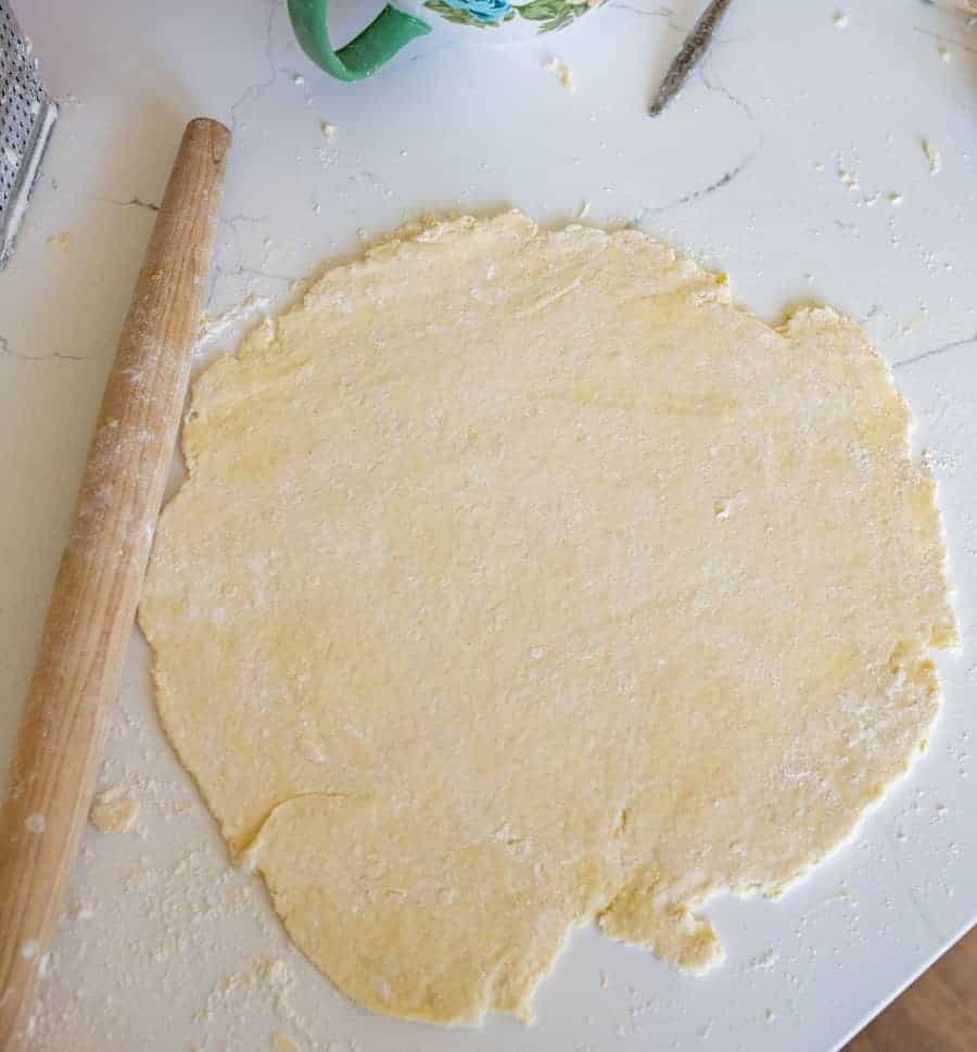 This buttery and flaky all butter pie crust is such a simple recipe with just 4 ingredients, and the perfect crust for all your favorite pies! Get you homemade pie baking on with this super simple, super perfect pie crust made without any shortening as the fat -- just butter! #butterpiecrust #piecrust #piecrustrecipe #pie #pierecipe #allbutterpiecrust #holidaybaking #pies