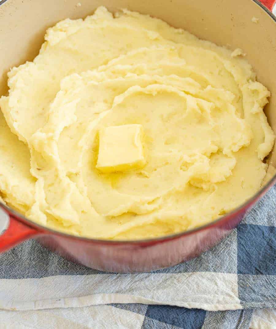 No holiday table is complete without a batch of classic, buttery mashed potatoes, and this recipe is perfectly easy to make and yields a heavenly and fluffy bowl of mashed potatoes. Using russet potatoes and butter with a few other simple ingredients, you can have the best homemade mashed potatoes for your holiday table or any other occasion. #mashedpotatoes #homemademashedpotatoes #mashedpotatorecipe #russetpotatoes #potatoes #potatorecipe #thanksgiving #thanksgivingdishes #thanksgivingrecipe