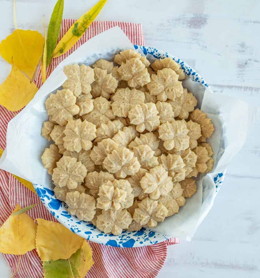 Pumpkin pie spice spritz cookies are small and crunchy cookies that have the warm spices of pumpkin pie mixed with a little bit of sweetness! #spritzcookies #spritz #spritzcookierecipe #pumpkincookie #pumpkinspritz